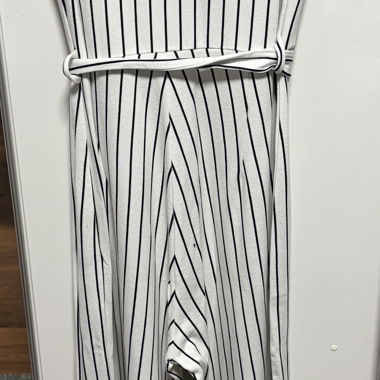Gestreifter Jumpsuit mit Guertel