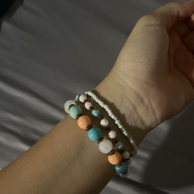 Quite de bracelets rouge saumon, bleu et blanc