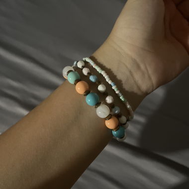Quite de bracelets rouge saumon, bleu et blanc