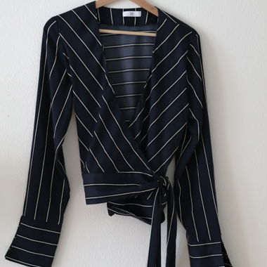 Top a portafoglio a righe blu navy