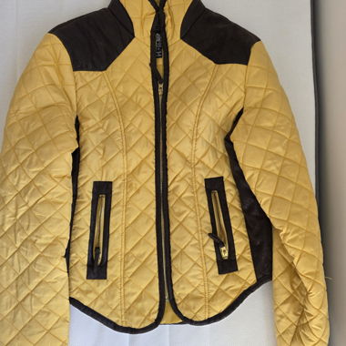 Gelbe Jacke Reiterstyle