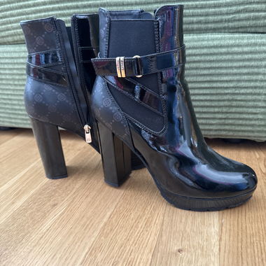 Bottines à talons noires vernies