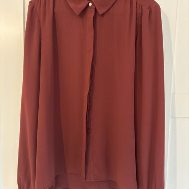 Rote Bluse mit langen Ärmeln