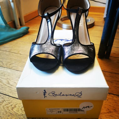 Neu! Silbrige Stilettos 