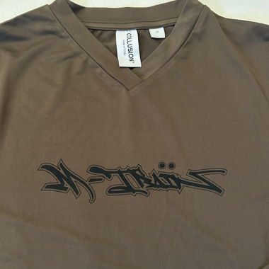 T-Shirt von COLLUSION leicht cropped. 