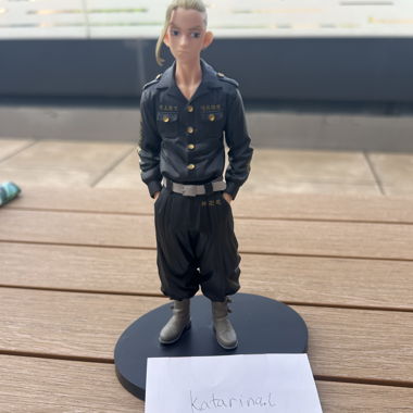 Tokyo Revengers Anime-Figur auf Sockel