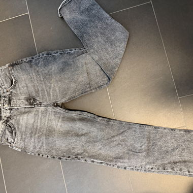 Graue Jeans