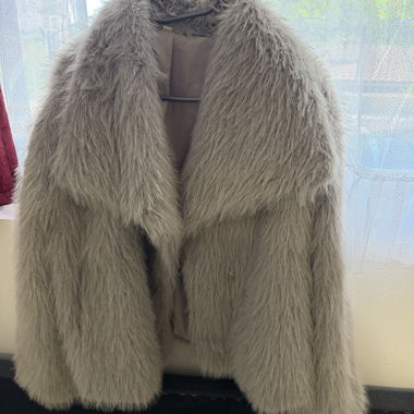 Veste en fausse fourrure grise