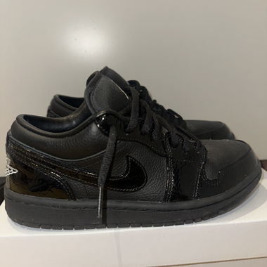 Nike Jordan 1 Low SE Lack Elefant Schwarz (Donna)
