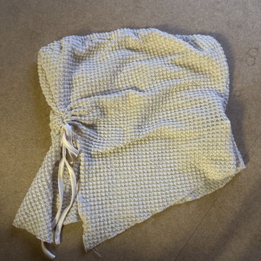Top a tubo corto arricciato beige