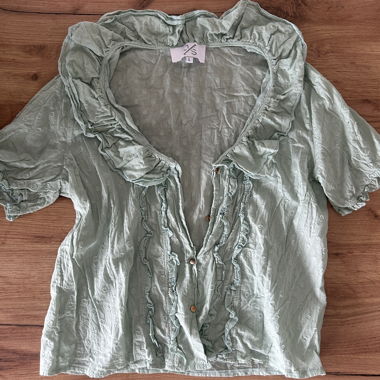 Blusa verde con volant (100% cotone)