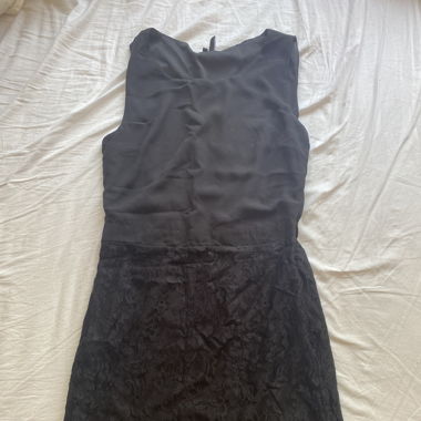 Schwarzes Kleid