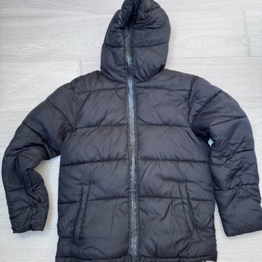 Schwarze Daunenjacke mit Kapuze Gangster
