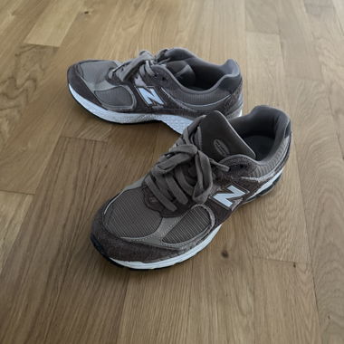 braune New Balance Sneaker 2002