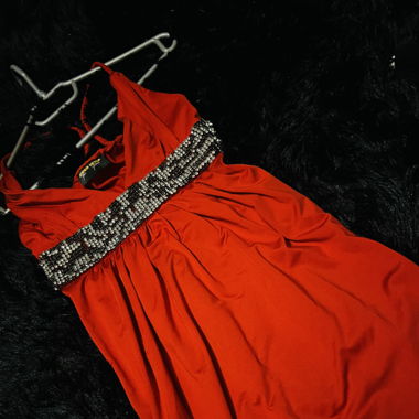 Rotes Sommerkleid-Top mit Strass