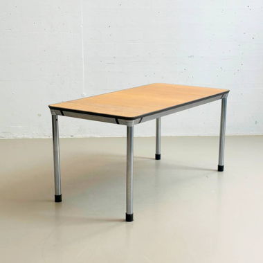 Kleiner Holztisch mit Metallbeinen