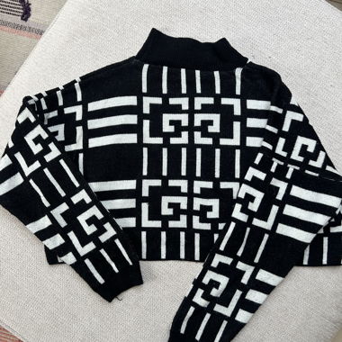 Kurzer schwarz-weisser Pullover mit geometrischem Muster