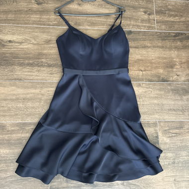 Robe en satin bleu foncé