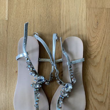 Sandalen mit Schmucksteinen 