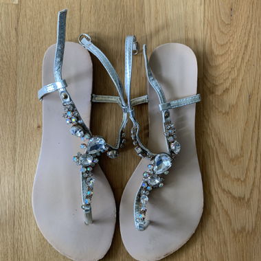 Sandalen mit Schmucksteinen 