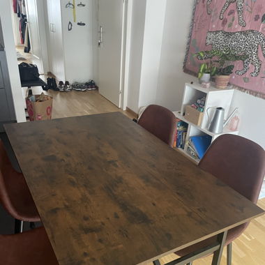 Schöner Esstisch mit Stühlen in brauntönen