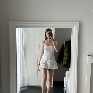 Weisses Spitzen-Minidress mit Spaghettitraegern