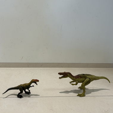 2 Dinosaurier-Spielfiguren