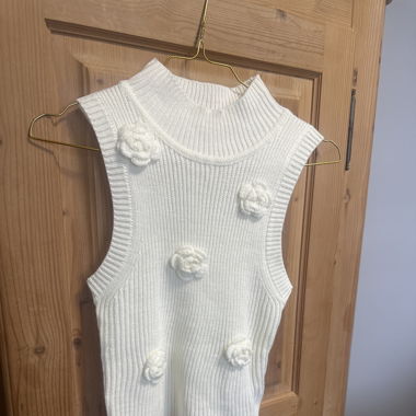 Oberteil ohne Ärmel mit Blumen.
