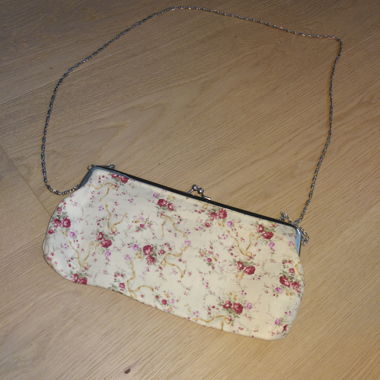 Clutch floreale con catena