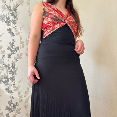Schwarzes Kleid mit bunten Mustern