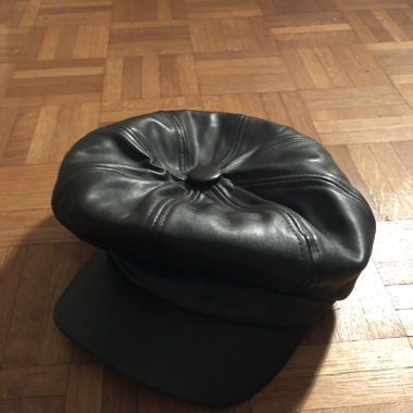 Mütze aus Kunstleder