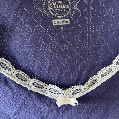 T-shirt lilas avec dentelle