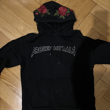 Pull avec rose sur capuche
