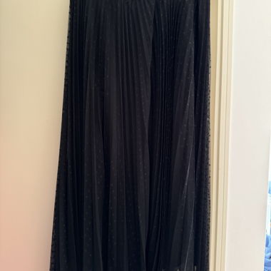 Jupe noire en tulle plissé à pois