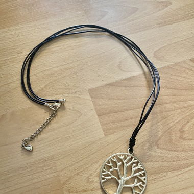Lange Kette mit Lebensbaum