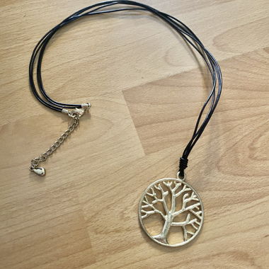 Lange Kette mit Lebensbaum