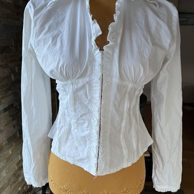 Weisse Bluse mit Volants