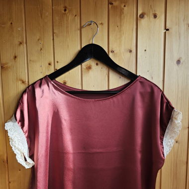 T-shirt with lace sleeves