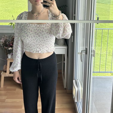 Blouse courte à smocks floraux