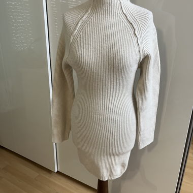 Robe en maille côtelée à col roulé