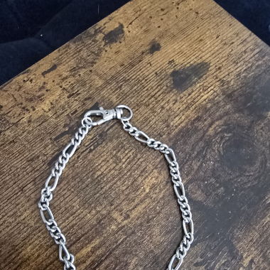 Hosenetikett oder großes Armband.