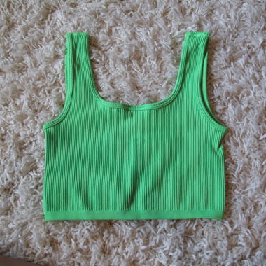 grünes Crop-Top