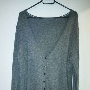 graue Strickjacke
