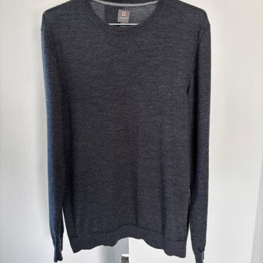 Dark anthracite men’s sweater in pure Merion wool