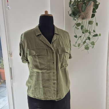Blusa kaki a maniche corte con tasche