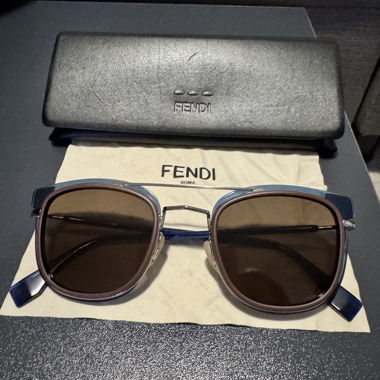Lunettes de soleil Fendi avec étui