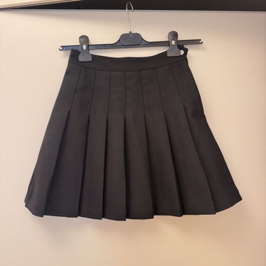 H&M Schwarzer Faltenrock im Mini-Format