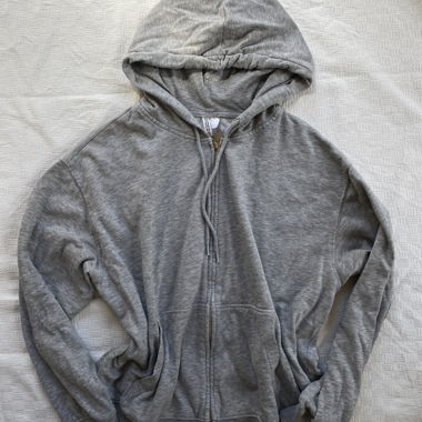 Grauer Pulli