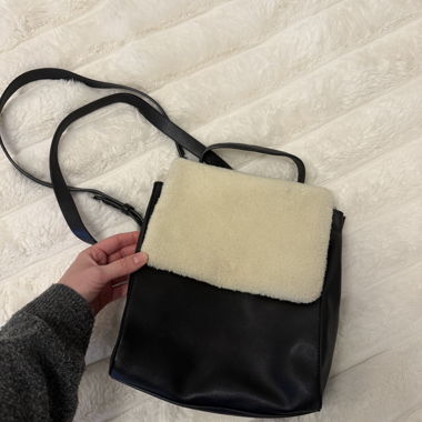 Sac à dos noir à rabat en fausse fourrure crème