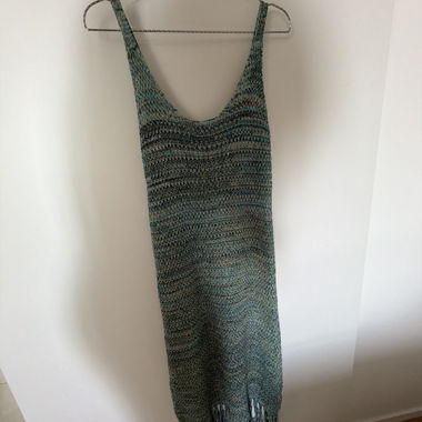 Gestricktes Trägerkleid mit Fransen